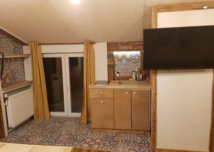 לינה וארוחת בוקר 1881 Old Town בראשוב